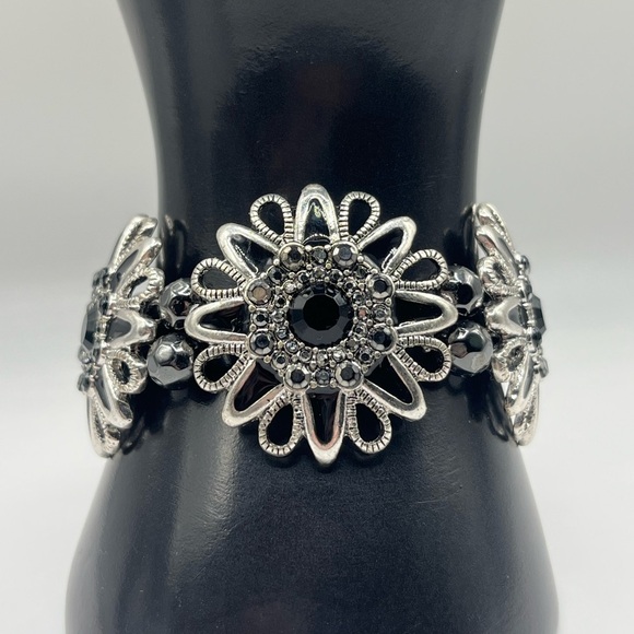 Elegant Silver and Black Floral Bracelet - Picture 1 of 3